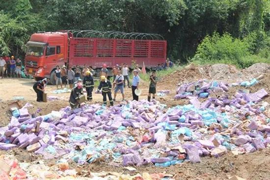 2015年7月8日，消防官兵和工作人员在中越边境云南河口集中销毁走私“僵尸肉” 670余吨。图|新华社